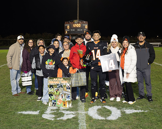 FBSeniorNight_R3__0013.jpg