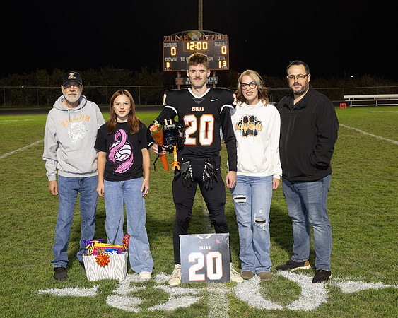 FBSeniorNight_R3__0016.jpg