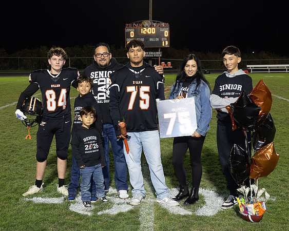 FBSeniorNight_R3__0024.jpg