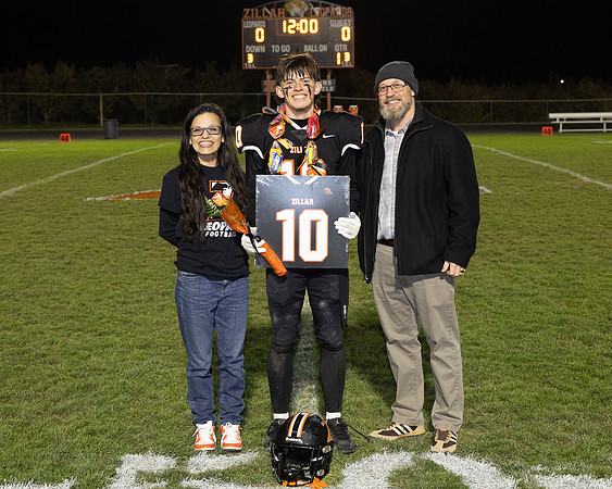 FBSeniorNight_R3__0011.jpg
